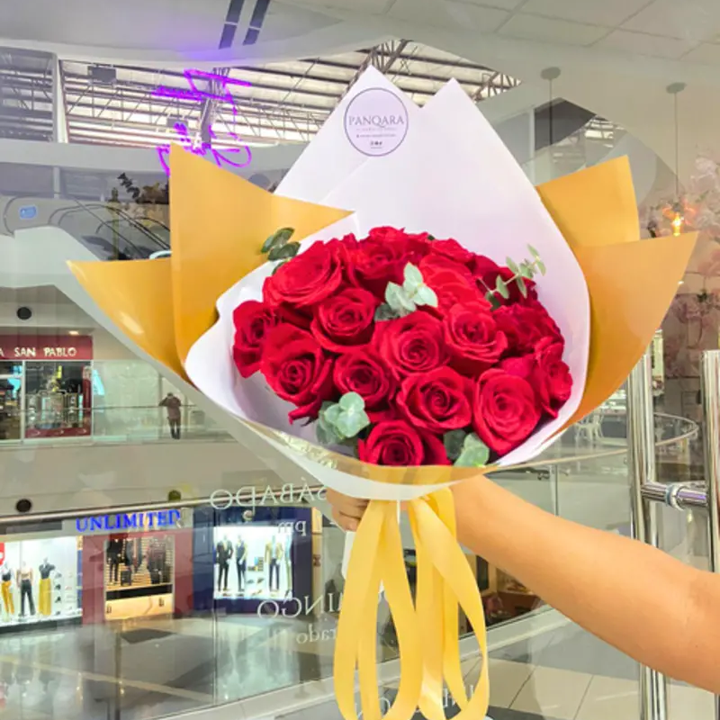 Ramo de 24 Rosas con eucalipto