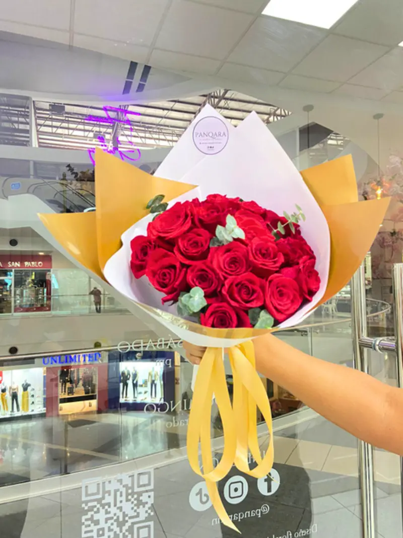 Ramo de 24 Rosas con eucalipto